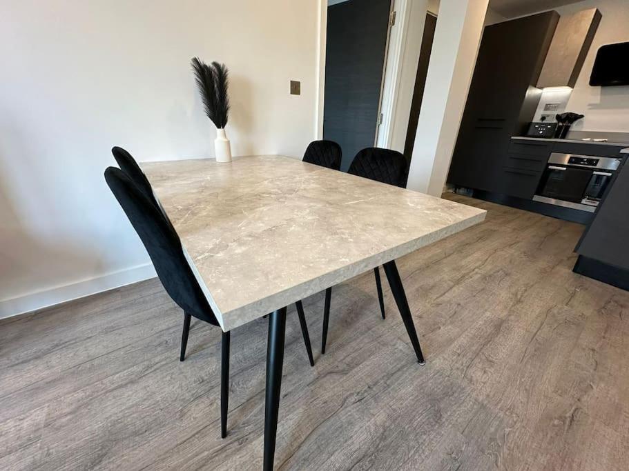 Stylish Central York Apartment Free Parking & Gym Екстериор снимка